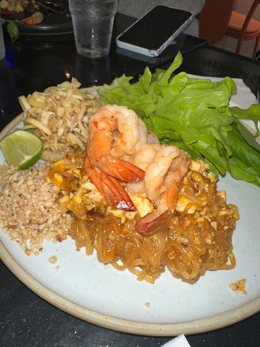 Roasty By Rai Ruen Rom (Asoke) - การบริการอาหารและที่พัก