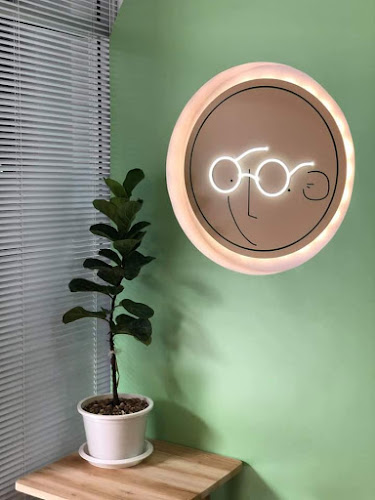 Round coffee - การบริการอาหารและที่พัก