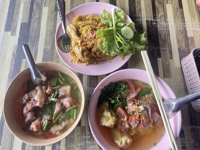 ศูนย์รวมอาหารอิสลามแยกทางรถไฟ พัทยา - การบริการอาหารและที่พัก