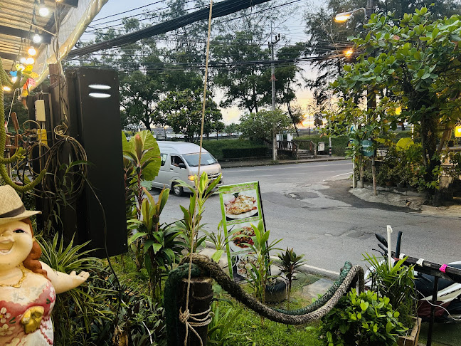 Sweet Chilli Restaurant & Bar @Karon Beach - การบริการอาหารและที่พัก