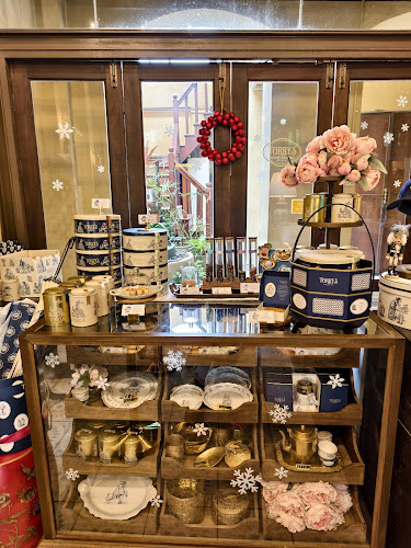 16 ซอย รมณีย์ ตำบลตลาดใหญ่ อำเภอเมืองภูเก็ต ภูเก็ต 83000