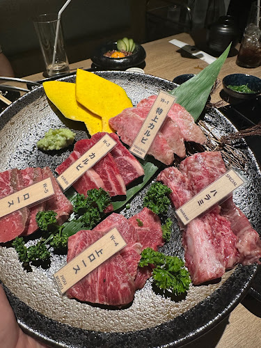 Yakiniku Kintsugi - 金継ぎ - (ยากินิคุ คินสึงิ) - การบริการอาหารและที่พัก