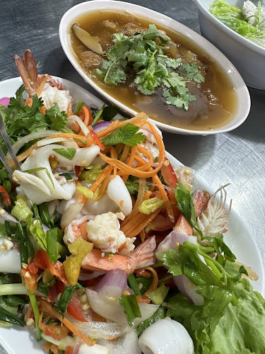 ข้าวต้มปลาชลบุรี - การบริการอาหารและที่พัก