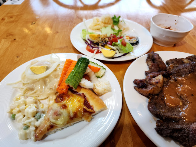 ทีโบนสเต็กเฮ้าส์ - การบริการอาหารและที่พัก