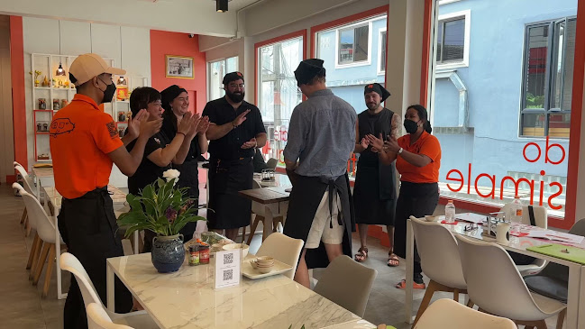 ร้านอาหาร และโรงเรียนสอนทำอาหารไทย ปุ้ม - การบริการอาหารและที่พัก