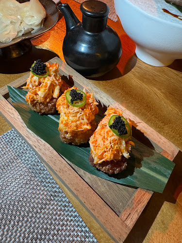 Uchi Gastrobar Japanese Food & Sushi Phuket - การบริการอาหารและที่พัก