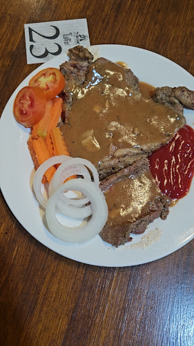 ทีโบนสเต็กเฮ้าส์ - การบริการอาหารและที่พัก