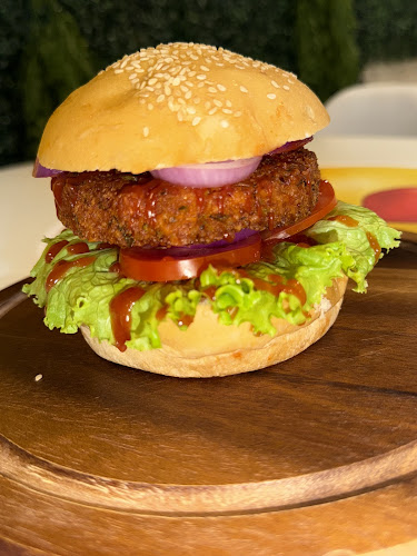 Food station - การบริการอาหารและที่พัก