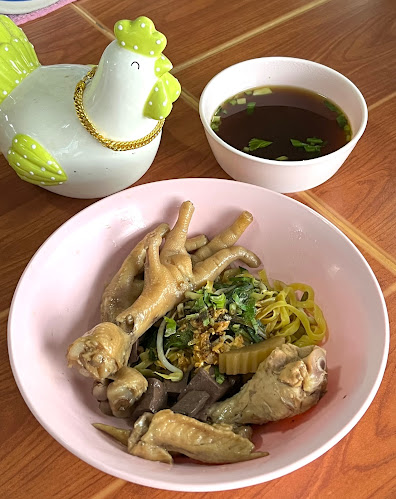 Comentarii opinii despre ก๋วยเตี๋ยวไก่มะระตุ๋นยาจีน-ท่าสะอ้าน บุฟเฟ่ต์65บาท
