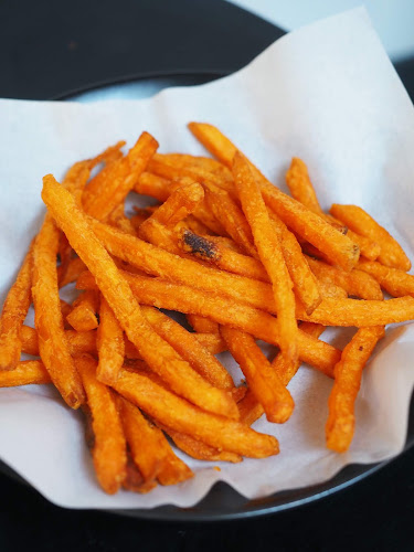 Juicy Lucy Burger and Bar - การบริการอาหารและที่พัก