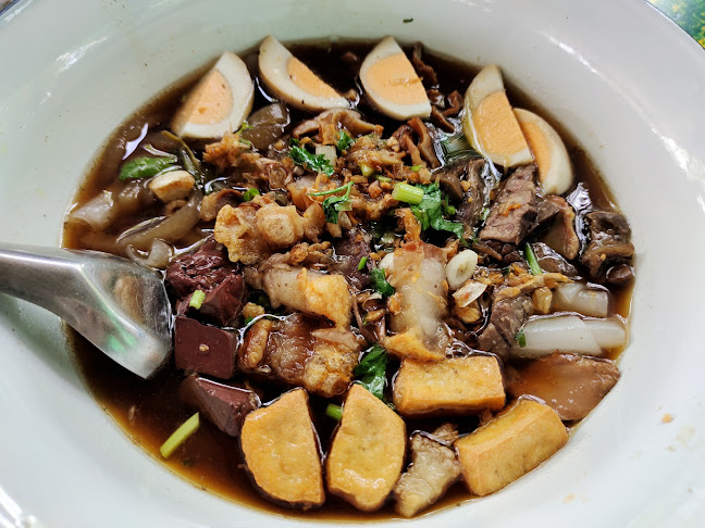 เฮียตี๋ ก๋วยเตี๋ยว & ก๋วยจั๊บ รสเด็ด วัดสระบัวเกลื่อน - การบริการอาหารและที่พัก