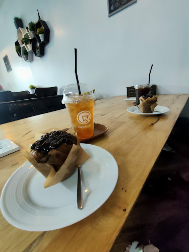 Desktop co-working space - การบริการอาหารและที่พัก