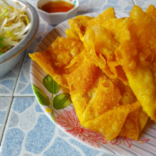 ก๋วยเตี๋ยวเรือ ป้าแจ๋ว - การบริการอาหารและที่พัก