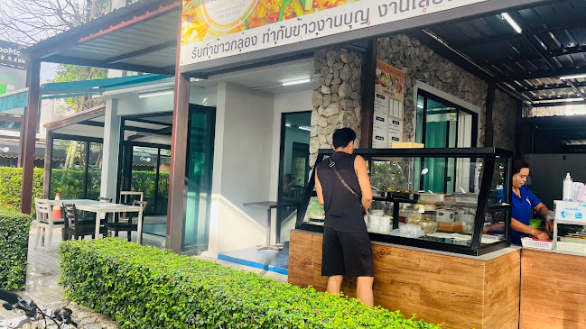ร้านข้าวแกงหน้าหาดราไวย์