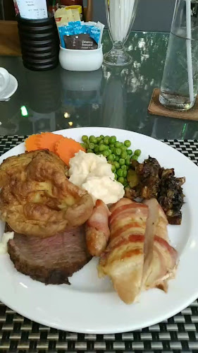 Robin Hood Tavern - การบริการอาหารและที่พัก