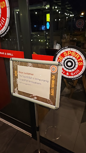 De Sports Bar & Grill - การบริการอาหารและที่พัก