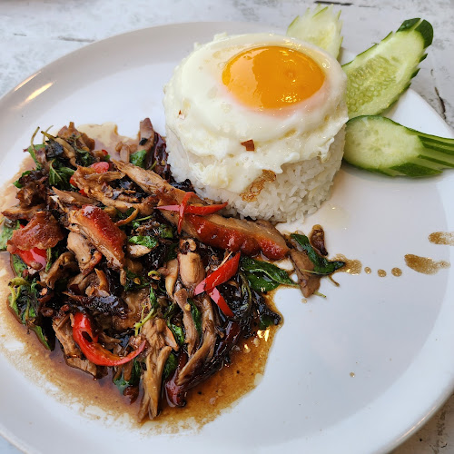 ร้านข้าวต้มร่มโพธิ์ - การบริการอาหารและที่พัก