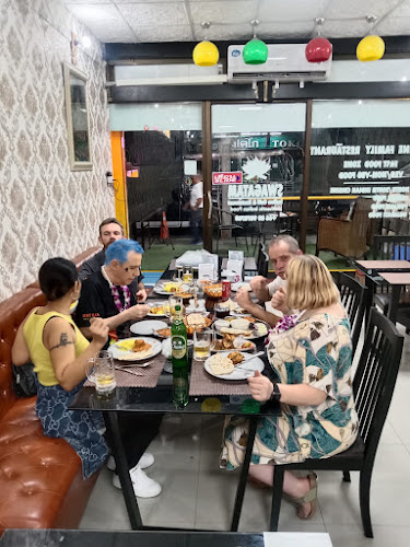 Swagatam Indian Cafe and Restaurant - การบริการอาหารและที่พัก