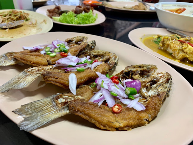 Comentarii opinii despre ร้านนัดพบยูงทอง 金孔雀餐厅