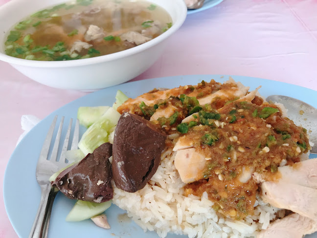 Comentarii opinii despre ข้าวมันไก่ ก๋วยเตี๋ยว​ไก่ ​พะเยารสเด็ด​ (สูตรไหหลำ)