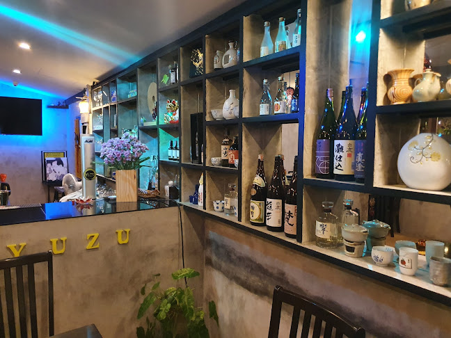 YUZU Japanese Restaurant & Bar - การบริการอาหารและที่พัก