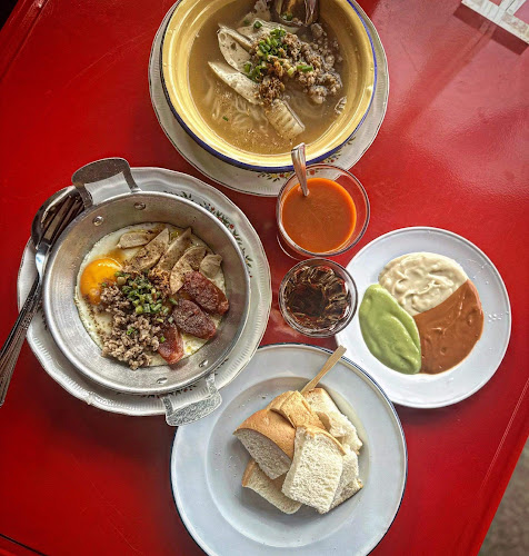 โต๊ะแดงอาหารเช้าสุโขทัย - เมือง