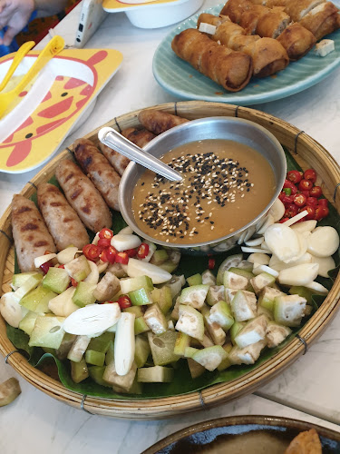 บ้านดั่ง - การบริการอาหารและที่พัก