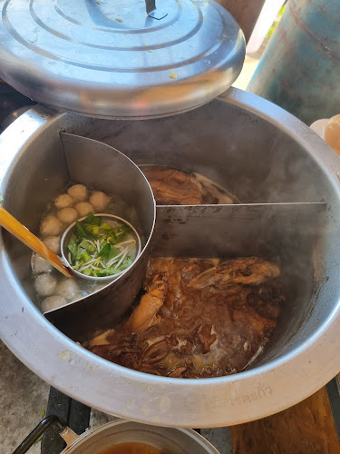 ก๋วยเตี๋ยวเนื้อเอ็นแก้วฉลองภูเก็ต - การบริการอาหารและที่พัก