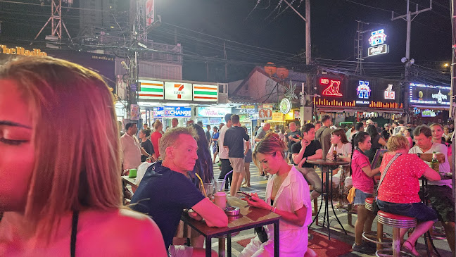 Richy Bar Patong - การบริการอาหารและที่พัก