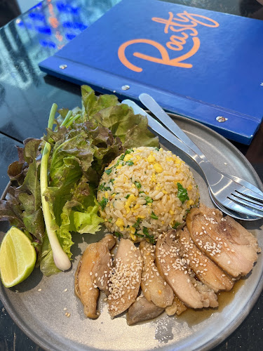 Roasty By Rai Ruen Rom (Asoke) - การบริการอาหารและที่พัก