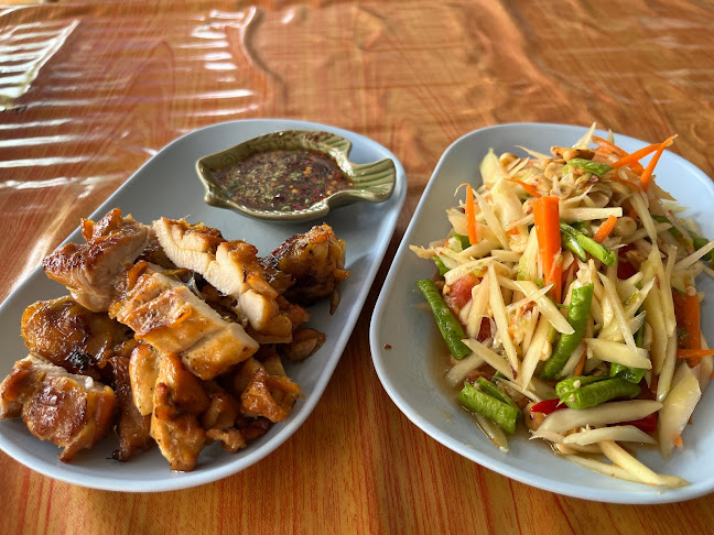 Tum Tai Muang - การบริการอาหารและที่พัก