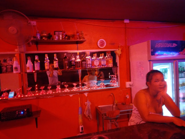 Red hot bar - การบริการอาหารและที่พัก