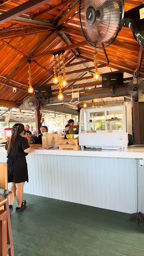Coco's Nai Harn Cafe - การบริการอาหารและที่พัก