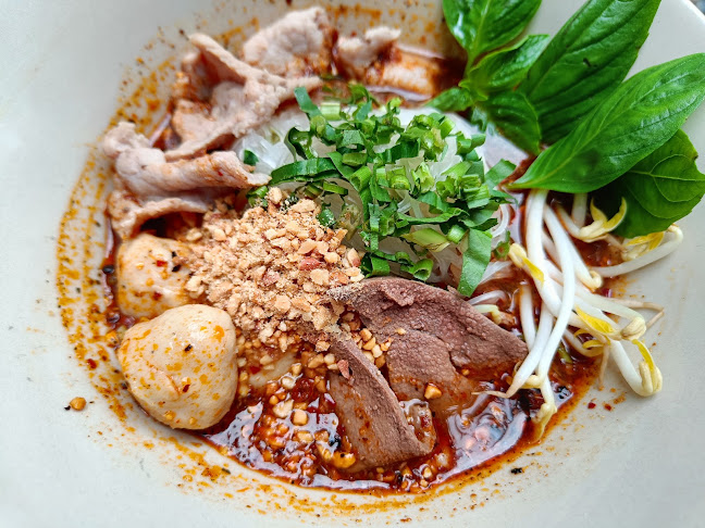 Opinii despre ธ.ธราธร(นายอ้วน) ก๋วยเตี๋ยวเรืออยุธยา สาขา1 în เมือง - การบริการอาหารและที่พัก