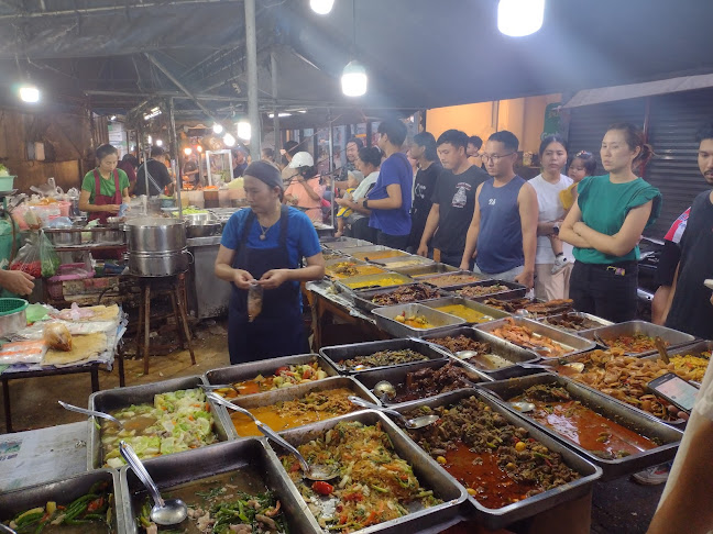 Night Market - การบริการอาหารและที่พัก