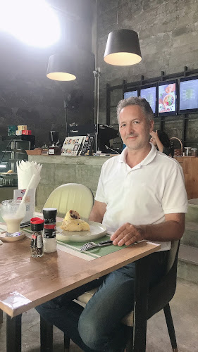 Opinii despre Travelers Coffee Phuket în Muang - การบริการอาหารและที่พัก