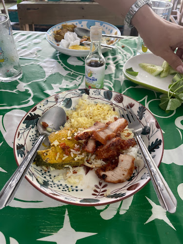 ร้านทองแก้ว ข้าวแกงเมืองลุง - การบริการอาหารและที่พัก