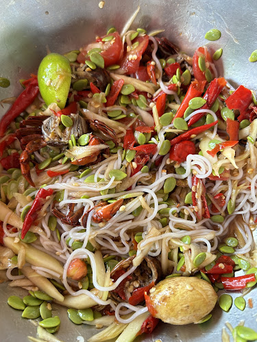 ส้มตำ/น้ำชง ลองเบิ่ง - การบริการอาหารและที่พัก