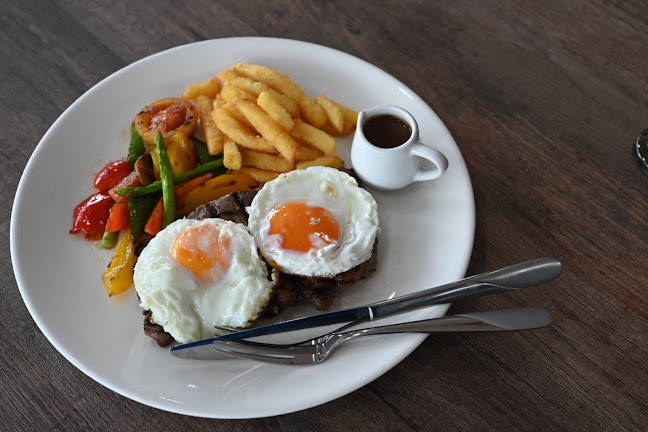 Hole in One Sports Bar & One Shot Cafe Korat - การบริการอาหารและที่พัก