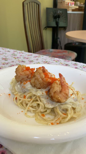 Woodland Cafe' Restaurant & Bar Phuket - การบริการอาหารและที่พัก