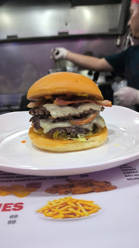 BUCKY BURGER N BUDS - การบริการอาหารและที่พัก