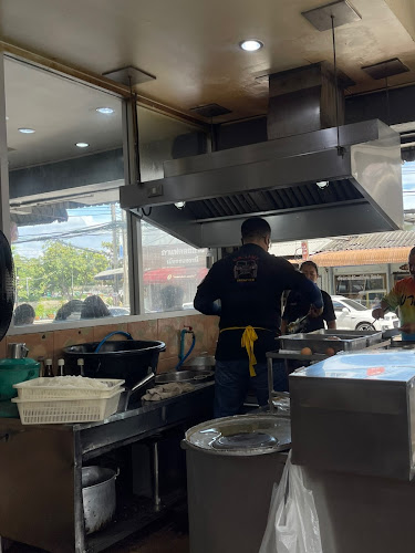 ยอดผักเมืองทอง ราดหน้า - การบริการอาหารและที่พัก