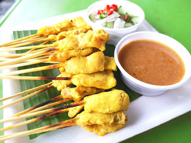 หมูสะเต๊ะมีโชค - การบริการอาหารและที่พัก