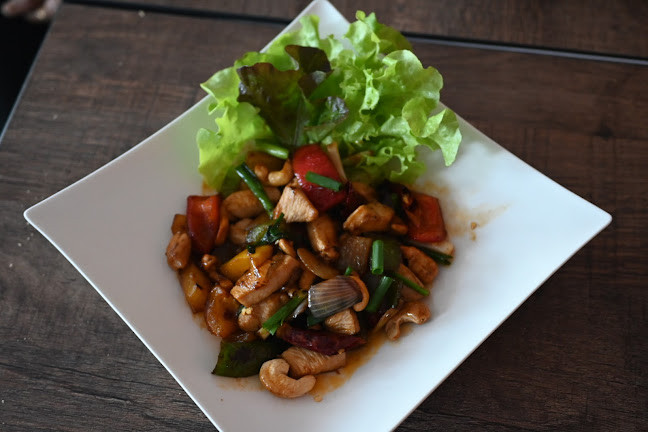 Hole in One Sports Bar & One Shot Cafe Korat - การบริการอาหารและที่พัก