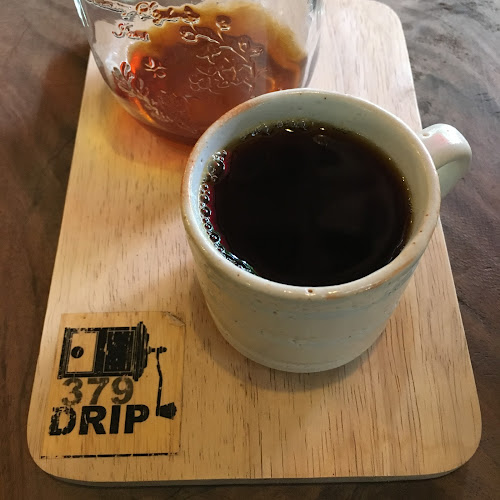 379 Drip กาแฟเรียบง่ายใต้ถุนบ้านเลขที่ 379