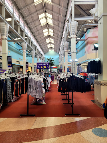 เอาท์เล็ทมอลล์ พัทยา - การบริการอาหารและที่พัก