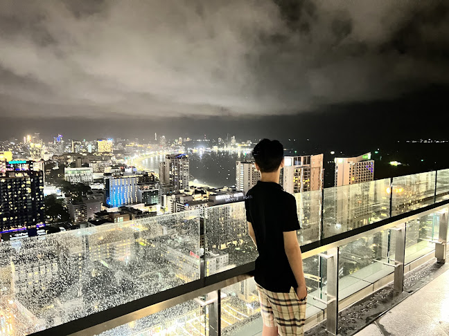 The Sky32 Restaurant - การบริการอาหารและที่พัก