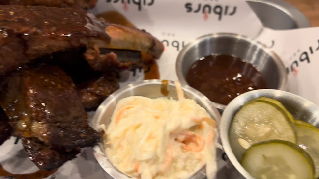 Riburs BBQ - การบริการอาหารและที่พัก
