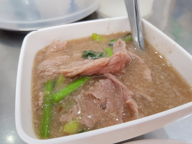 ยอดผักเมืองทอง ราดหน้า - การบริการอาหารและที่พัก