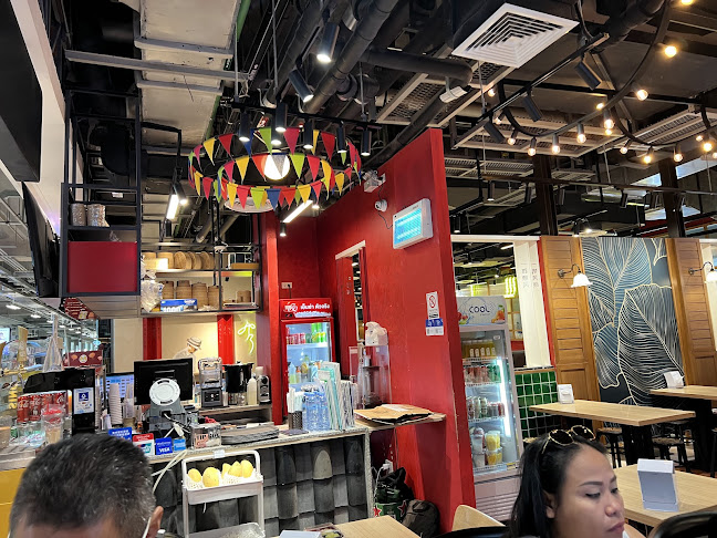 Charm Boat Noodles - การบริการอาหารและที่พัก